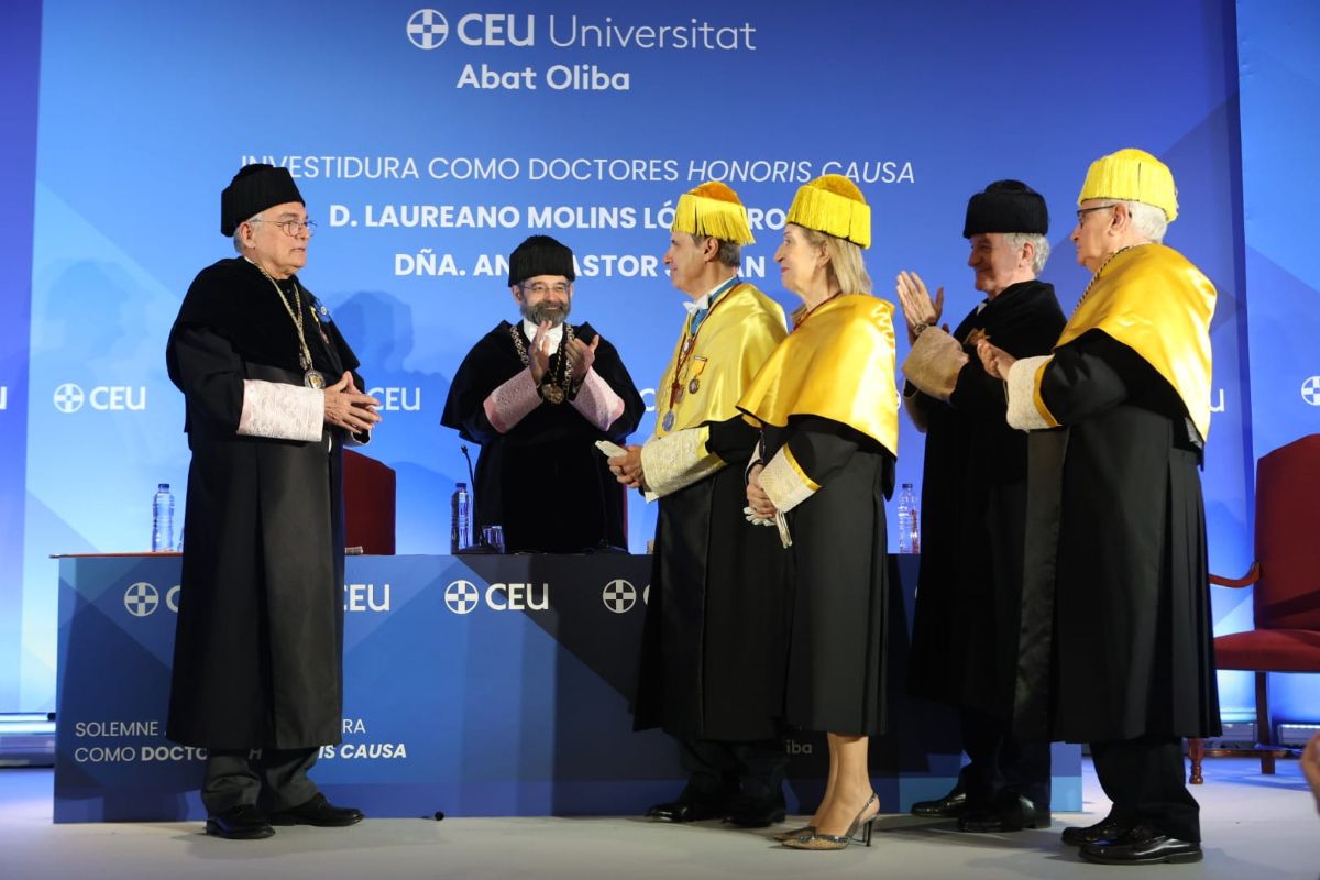 Ana Pastor y Laureano Molins, investidos doctores honoris causa por la Universitat CEU Abat Oliba